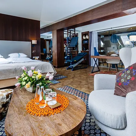 Bristol Tradition And Luxury Готель