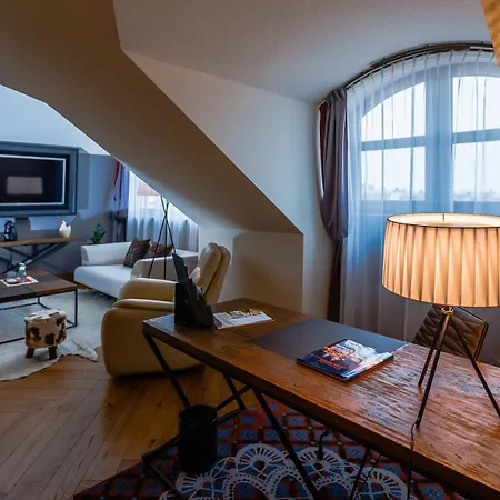 Bristol Tradition And Luxury Готель Ряшів